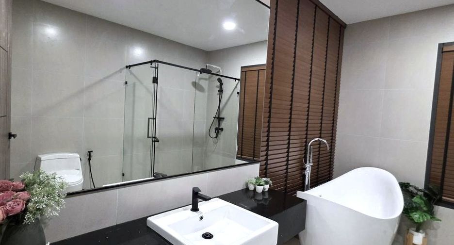 For sale 3 bedrooms house in Phra Khanong, Bangkok