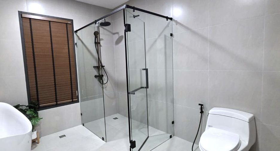 For sale 3 bedrooms house in Phra Khanong, Bangkok