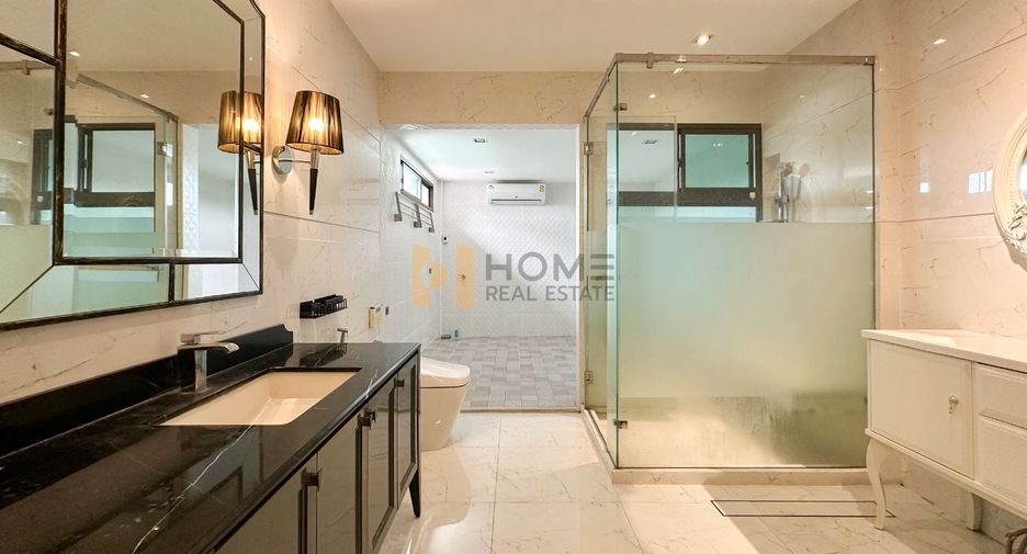 For sale 5 bedrooms house in Taling Chan, Bangkok