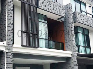 Casa adosada en alquiler de 3 habitaciones en Bueng Kum, Bangkok