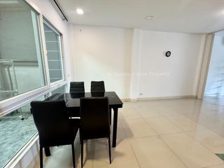 Reihenhaus zur Miete und zum Kauf mit 3 Zimmer in Si Racha, Chonburi