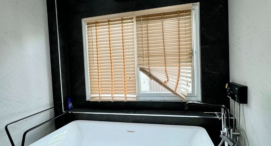 For sale 4 bedrooms house in Bang Lamung, Chonburi