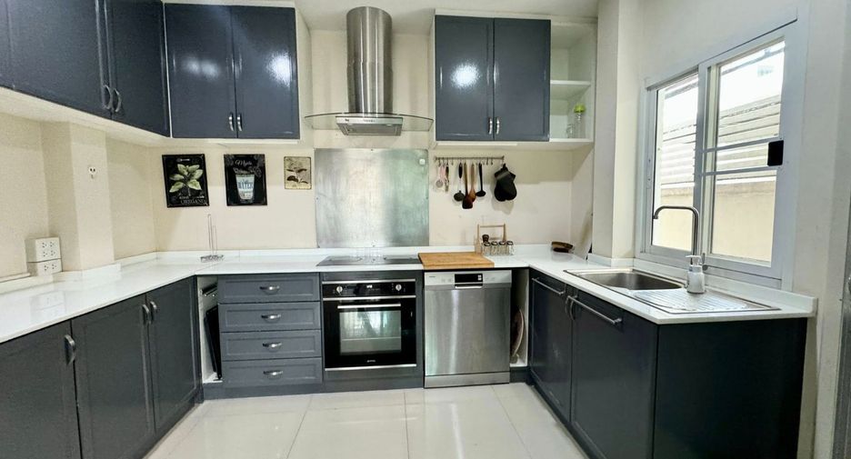 For sale 4 bedrooms house in Bang Lamung, Chonburi