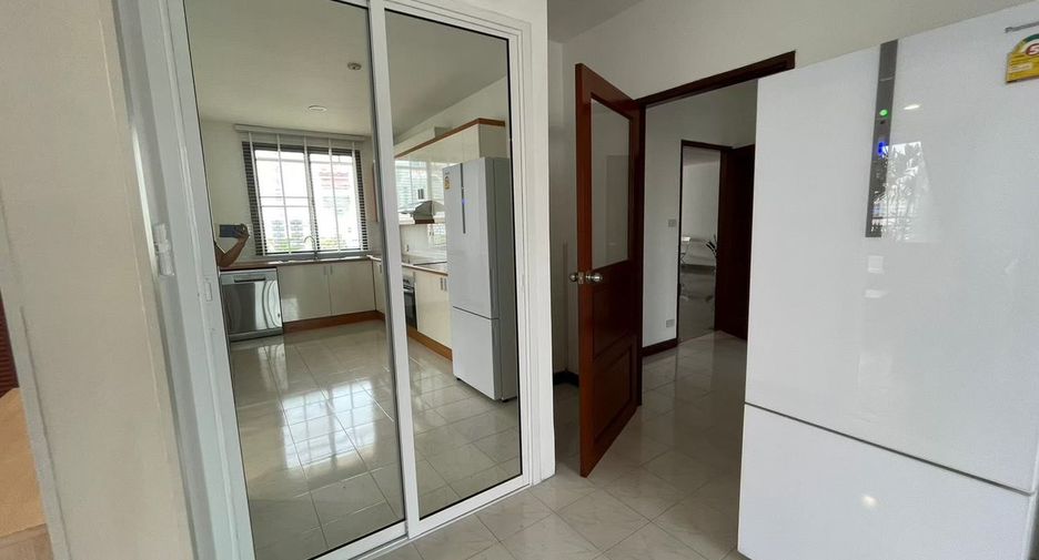 For rent 2 bedrooms apartment in Watthana, Bangkok