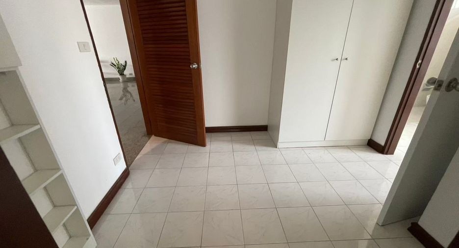 For rent 2 bedrooms apartment in Watthana, Bangkok
