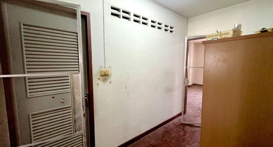 For sale 4 bedrooms townhouse in Bang Phlat, Bangkok