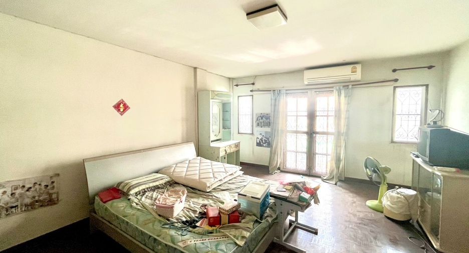 For sale 4 bedrooms townhouse in Bang Phlat, Bangkok