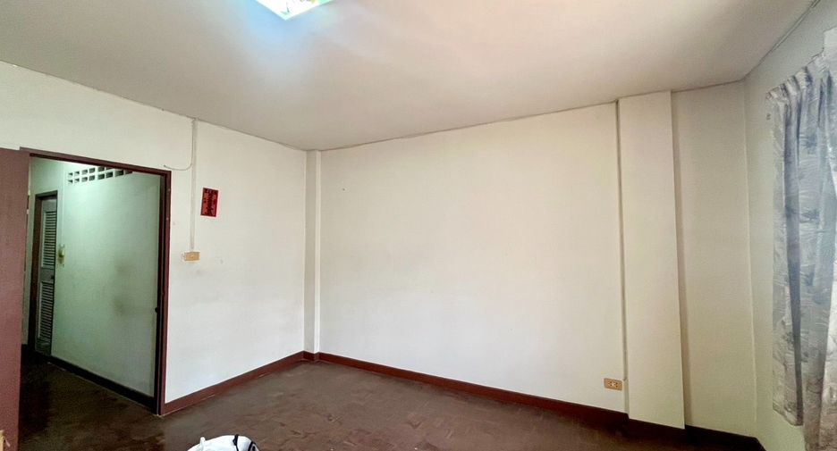 For sale 4 bedrooms townhouse in Bang Phlat, Bangkok