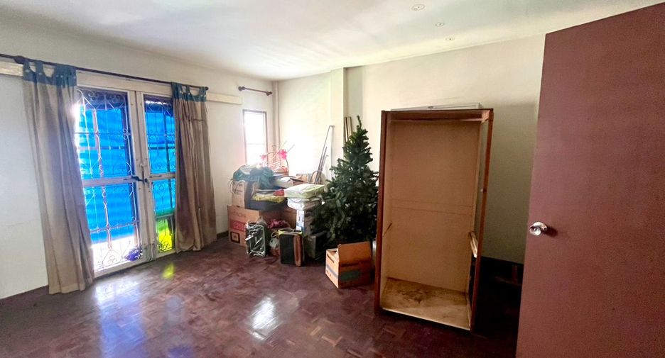 For sale 4 bedrooms townhouse in Bang Phlat, Bangkok