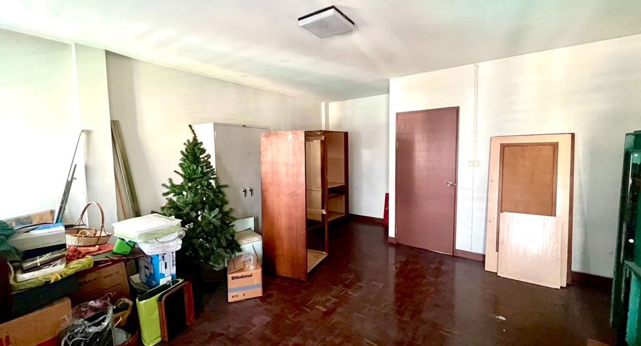 For sale 4 bedrooms townhouse in Bang Phlat, Bangkok