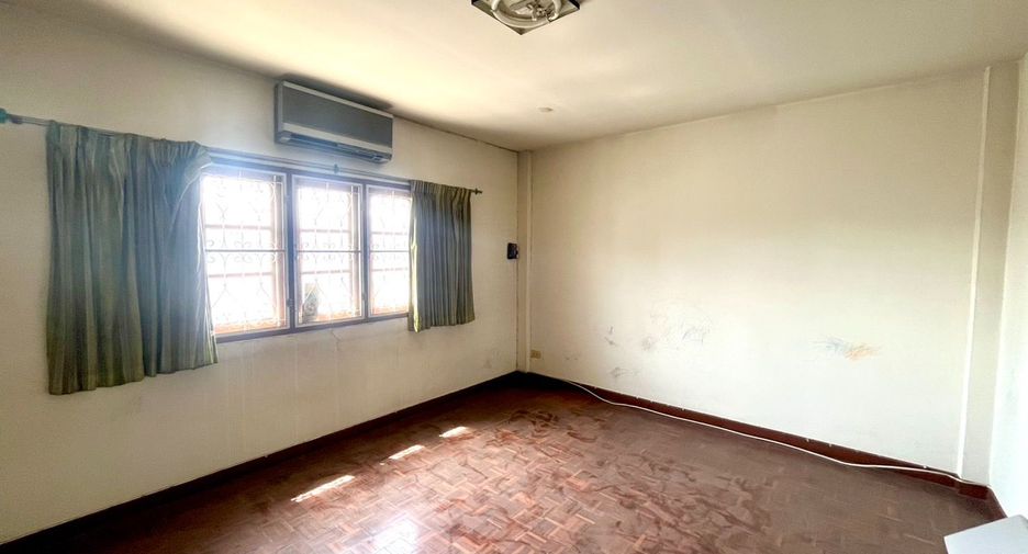 For sale 4 bedrooms townhouse in Bang Phlat, Bangkok