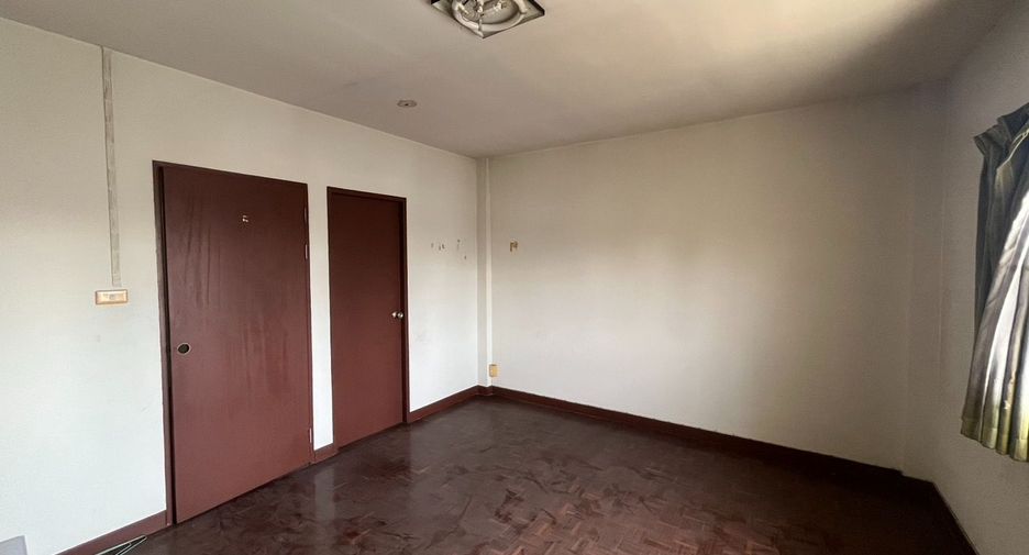 For sale 4 bedrooms townhouse in Bang Phlat, Bangkok