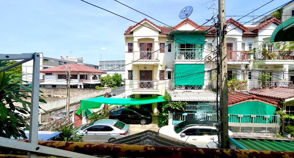 For sale 4 bedrooms townhouse in Bang Phlat, Bangkok