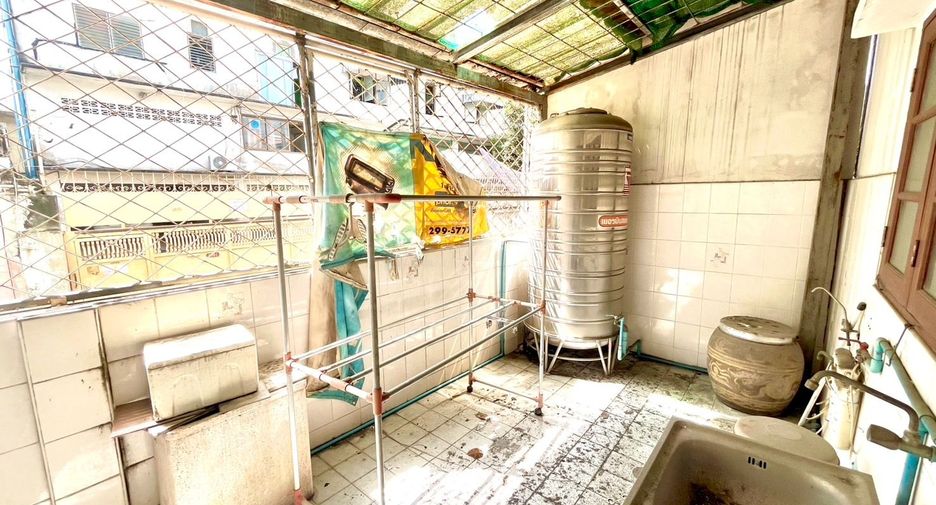 For sale 4 bedrooms townhouse in Bang Phlat, Bangkok