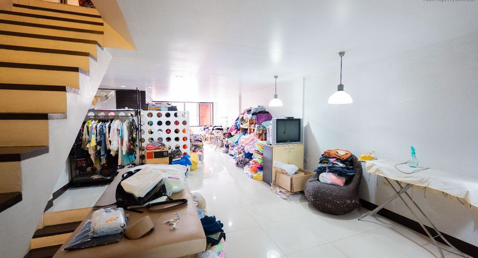 For sale 4 bedrooms retail Space in Phra Khanong, Bangkok