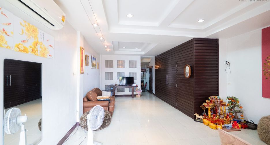 For sale 4 bedrooms retail Space in Phra Khanong, Bangkok