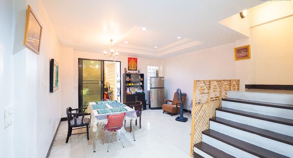 For sale 4 bedrooms retail Space in Phra Khanong, Bangkok