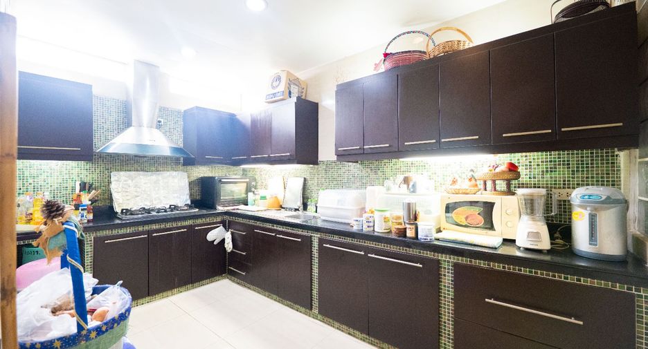 For sale 4 bedrooms retail Space in Phra Khanong, Bangkok