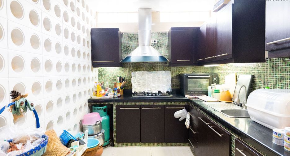 For sale 4 bedrooms retail Space in Phra Khanong, Bangkok
