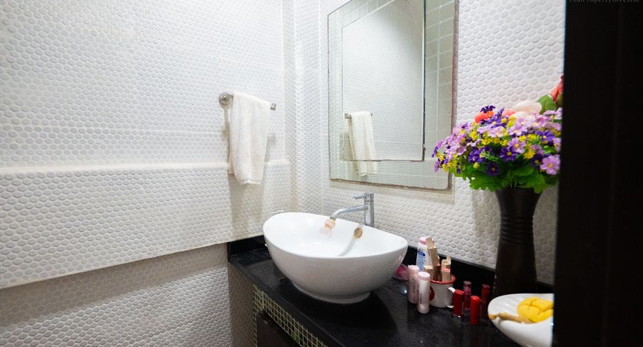 For sale 4 bedrooms retail Space in Phra Khanong, Bangkok