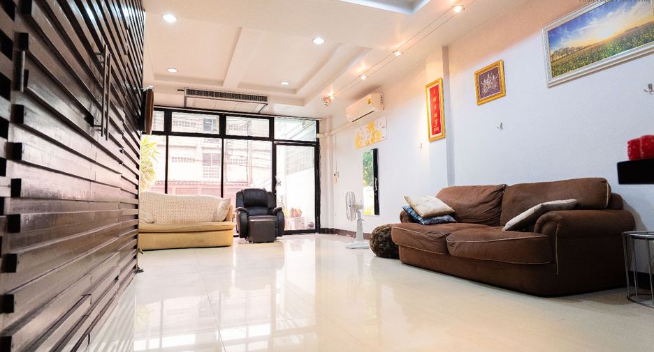For sale 4 bedrooms retail Space in Phra Khanong, Bangkok