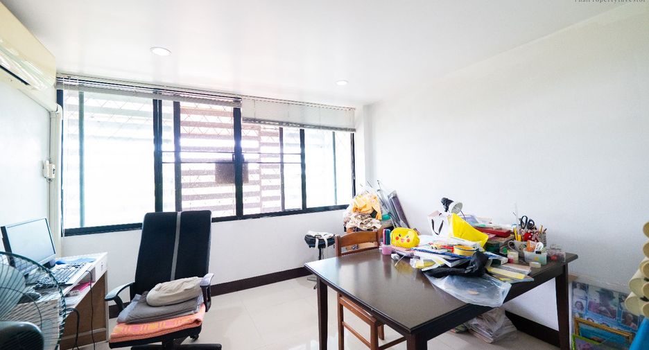 For sale 4 bedrooms retail Space in Phra Khanong, Bangkok