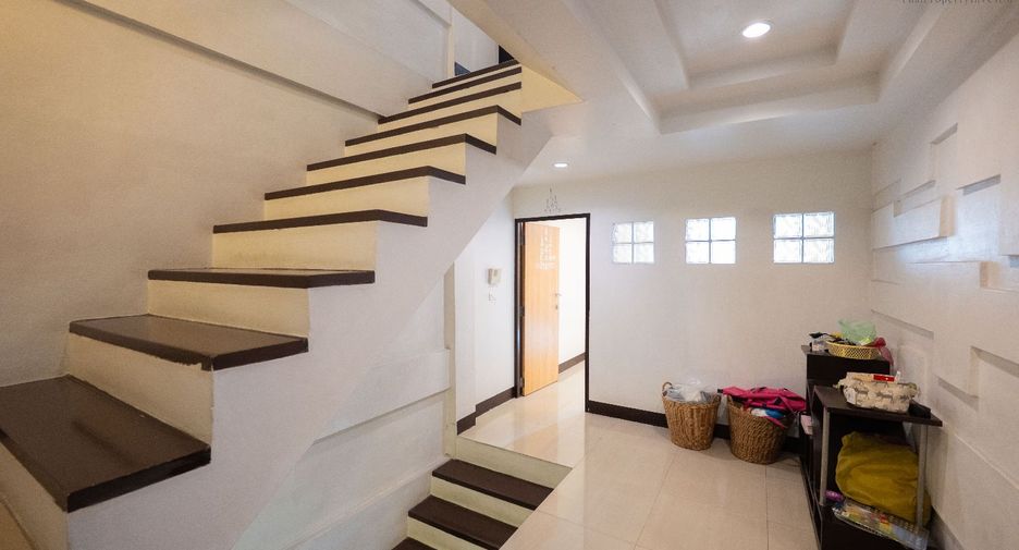 For sale 4 bedrooms retail Space in Phra Khanong, Bangkok