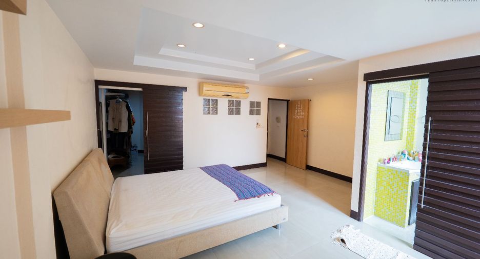 For sale 4 bedrooms retail Space in Phra Khanong, Bangkok