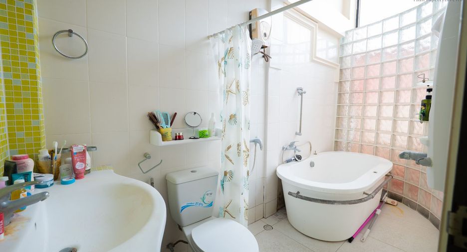 For sale 4 bedrooms retail Space in Phra Khanong, Bangkok