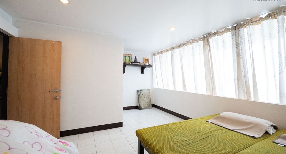 For sale 4 bedrooms retail Space in Phra Khanong, Bangkok