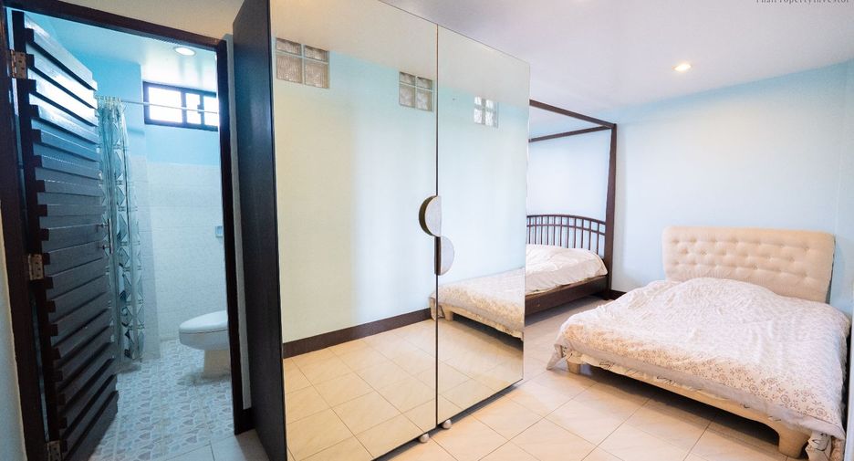 For sale 4 bedrooms retail Space in Phra Khanong, Bangkok
