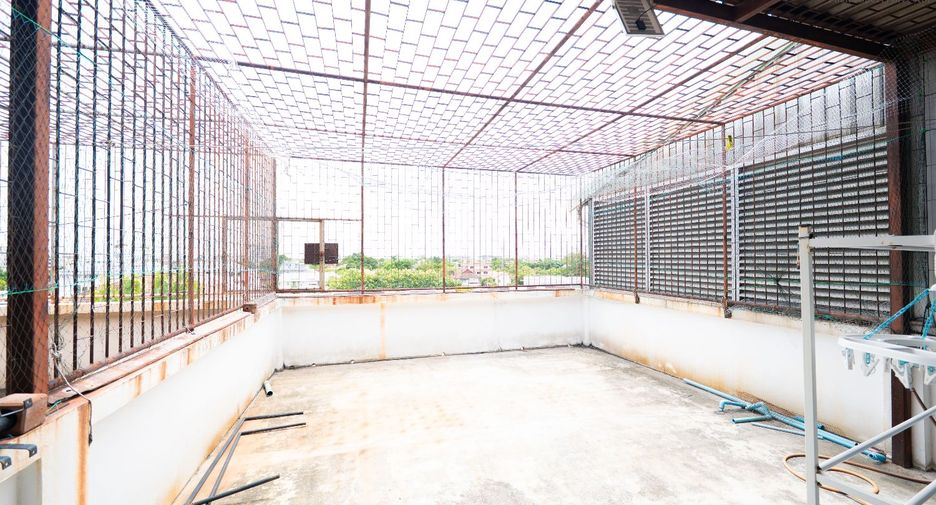 For sale 4 bedrooms retail Space in Phra Khanong, Bangkok