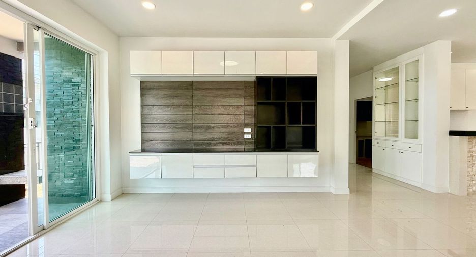 For sale 5 bedrooms house in Thawi Watthana, Bangkok