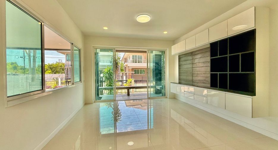 For sale 5 bedrooms house in Thawi Watthana, Bangkok