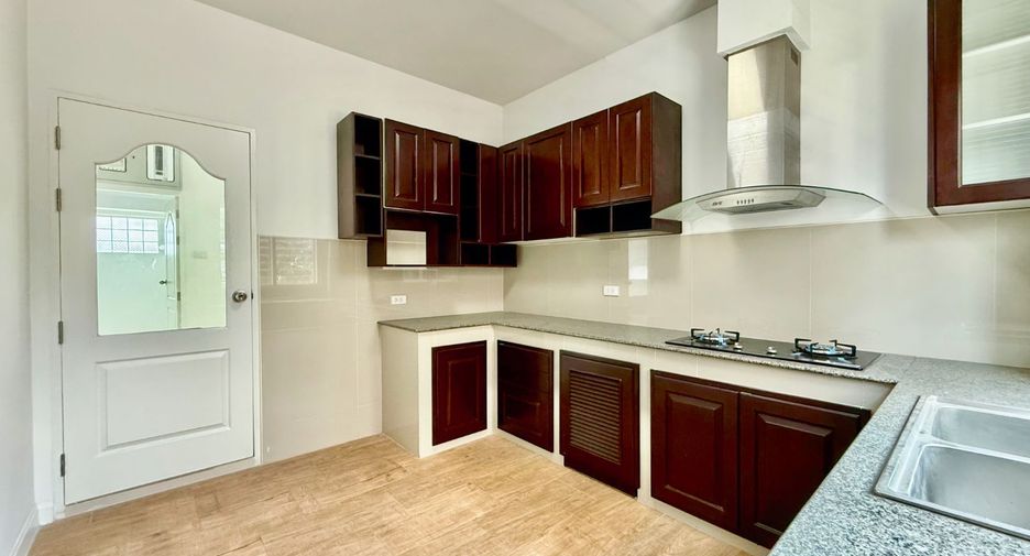 For sale 5 bedrooms house in Thawi Watthana, Bangkok