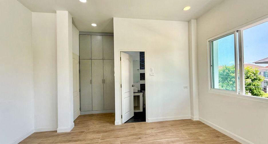 For sale 5 bedrooms house in Thawi Watthana, Bangkok