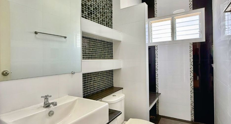 For sale 5 bedrooms house in Thawi Watthana, Bangkok