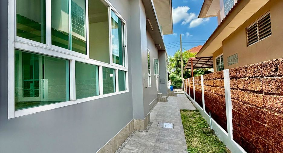 For sale 5 bedrooms house in Thawi Watthana, Bangkok