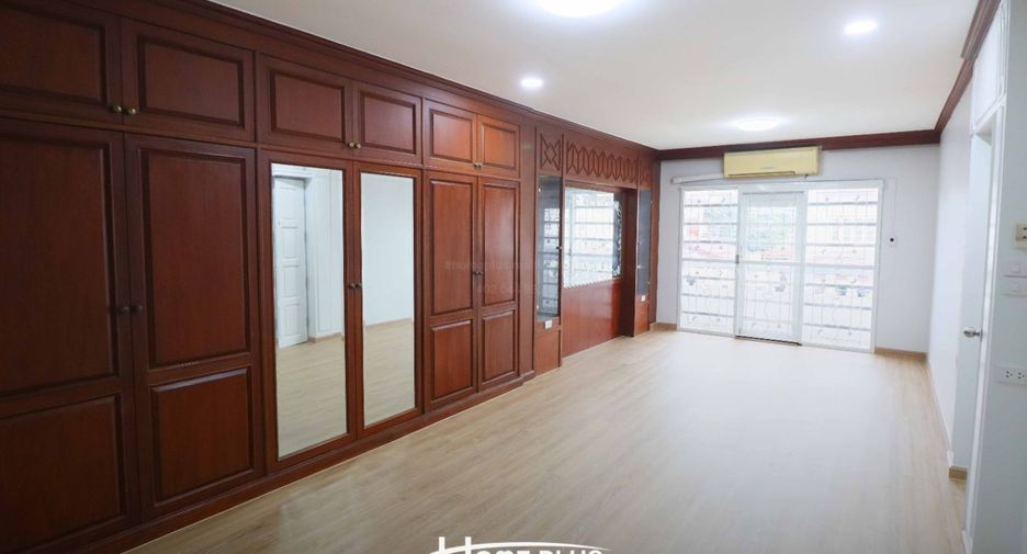 For sale 3 bedrooms house in Lat Phrao, Bangkok