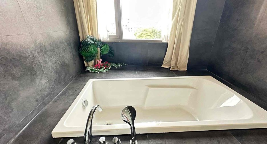 For rent 3 bedrooms condo in Mueang Chiang Mai, Chiang Mai