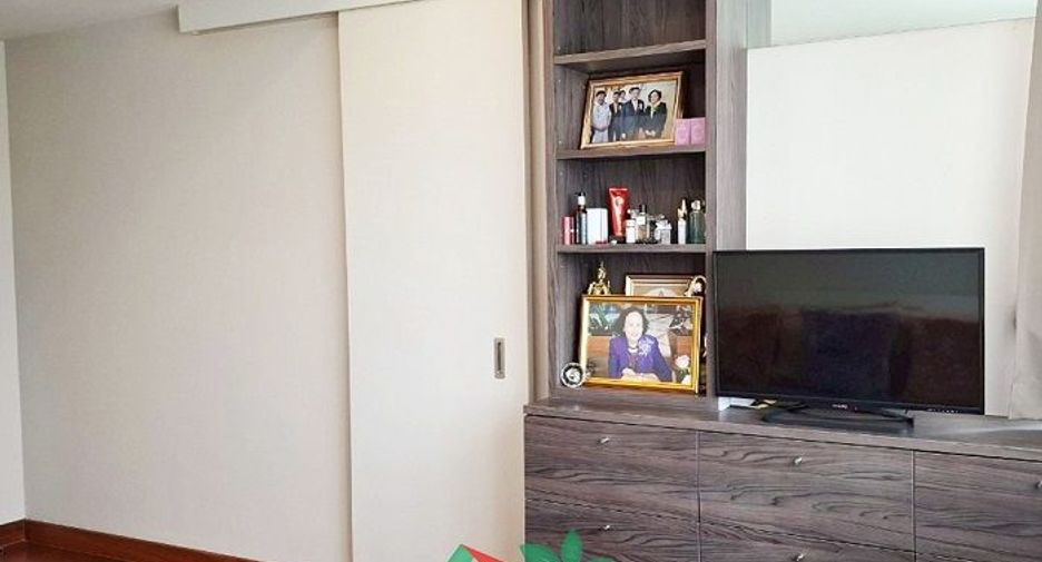 For sale 2 bedrooms condo in Huai Khwang, Bangkok