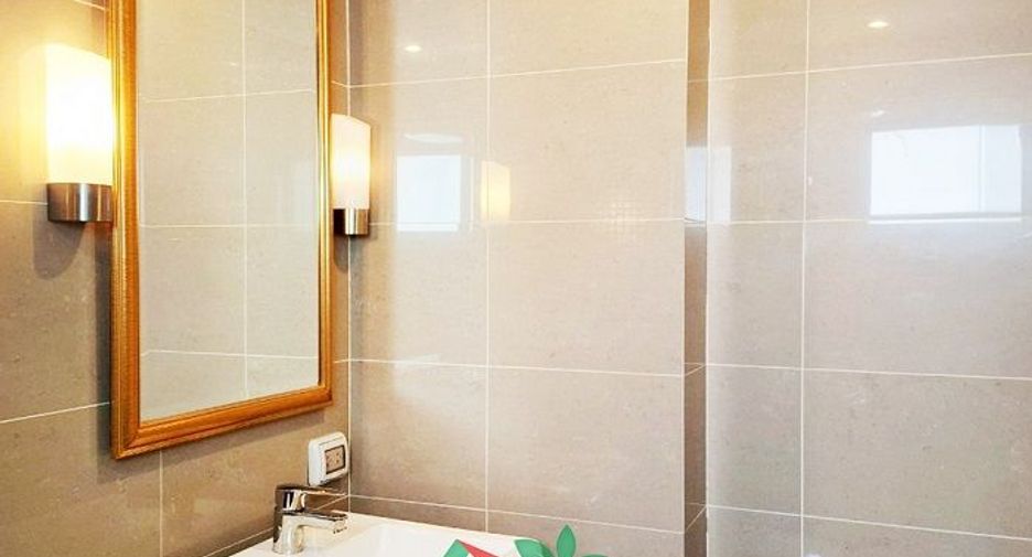 For sale 2 bedrooms condo in Huai Khwang, Bangkok