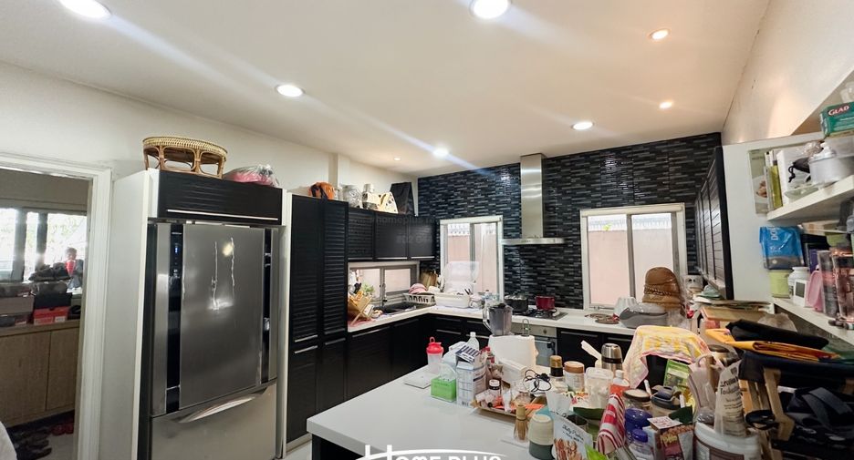 For sale 4 bedrooms house in Wang Thonglang, Bangkok