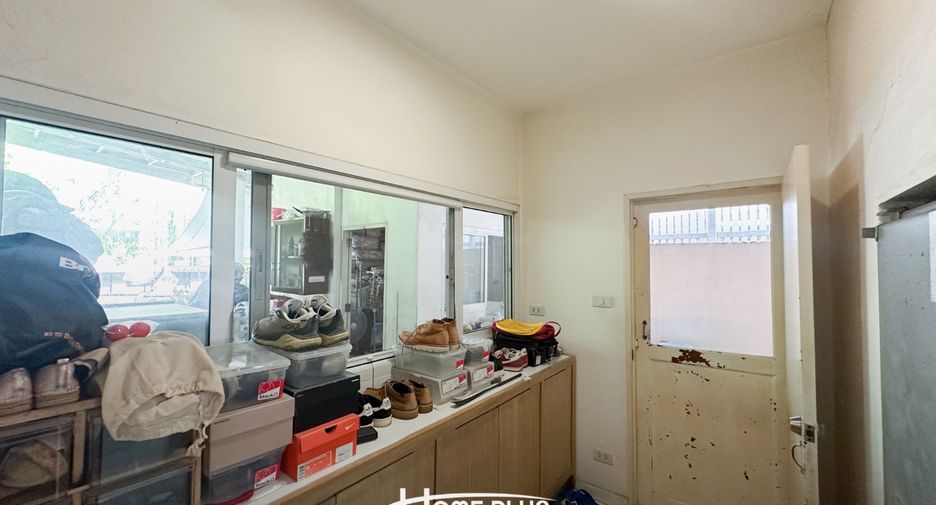 For sale 4 bedrooms house in Wang Thonglang, Bangkok