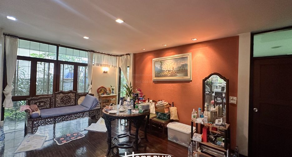For sale 4 bedrooms house in Wang Thonglang, Bangkok