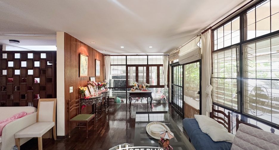 For sale 4 bedrooms house in Wang Thonglang, Bangkok