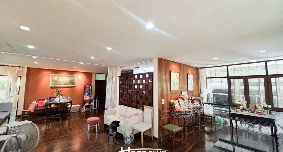 For sale 4 bedrooms house in Wang Thonglang, Bangkok