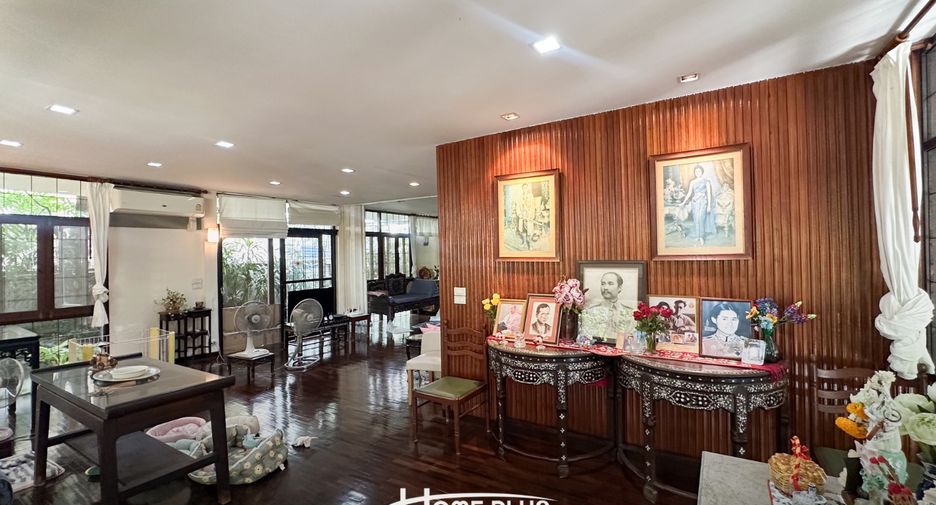 For sale 4 bedrooms house in Wang Thonglang, Bangkok