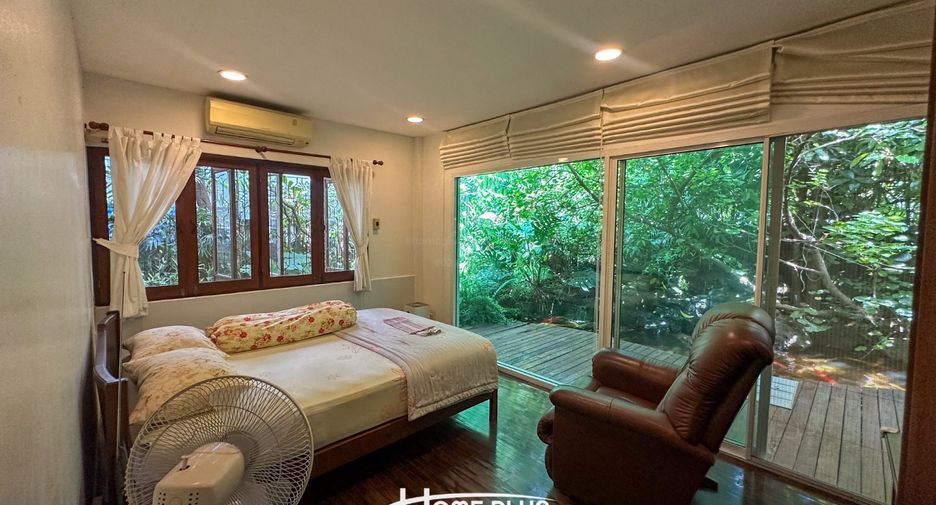 For sale 4 bedrooms house in Wang Thonglang, Bangkok