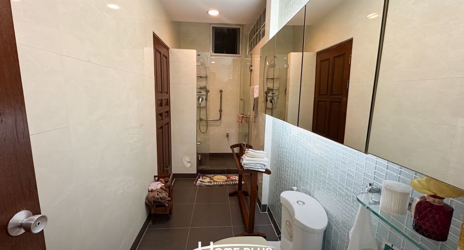 For sale 4 bedrooms house in Wang Thonglang, Bangkok